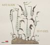 Text: "KATE OLSON" und "SO IT GOES". Illustration: Abstrakte Vogelwesen mit langen Hälsen und schematischen Körpern auf Rädern., CD