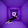 Ein Raum in kräftigem Violett, perspektivisch verzerrt. Eine Person in Schwarz lehnt an der Wand., LP