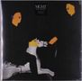 Text: „MGMT Little Dark Age“. Zwei stilisierte, gelbe Figuren mit blauen Elementen halten ein weißes Pferd., LP