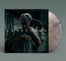 Text: „LEV1TICUS“ und „Music by Jed Kurzel“. Zwei Personen umarmen sich, dunkle Stimmung. Eine Vinyl-Schallplatte ist zu sehen., LP