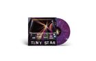 "TINY STAR" steht in auffälligen Buchstaben auf einem Albumcover mit Weltraumdesign. Ein lila Vinyl ist sichtbar., LP