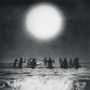 Schwarz-Weiß-Szene von Menschen beim Baden im Meer, große helle Sonne am Himmel., CD