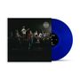 Auf dunklem Hintergrund spielt eine Band, daneben eine blaue Vinyl-Schallplatte. Oben rechts ein rundes Logo mit "dd.µ"., LP