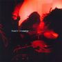 Text: "hail mary". Dunkle Szene mit drei Silhouetten, die Instrumente spielen, in rotem Licht., LP