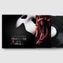"Andrew Lloyd Webber's PHANTOM OF THE OPERA" über einer weißen Maske, daneben eine Frau mit Krone und Schallplatten.
