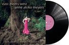 “east meets west”, “anne akiko meyers”, “li jian”. Eine Frau in pinkem Kleid spielt Geige vor einem großen Baum., LP