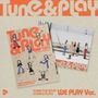 "TU1DE THE 1ST EP [TUNE & PLAY] WE PLAY Ver." zeigt Zeichnungen fröhlicher Figuren und ein Foto von fünf Frauen in einem urbanen Umfeld., 1 CD und 1 Buch