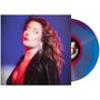 Text: "SIDE A". Frau mit wallendem Haar, Lederjacke und glitzernden Ohrringen; bunte Vinylplatte daneben., LP
