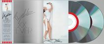 Kylie XX FEVER, Anniversary Edition: limited edition 2CD, Hit-Singles und Bonus-Tracks. Frau posiert mit Mikrofon., 2 CDs