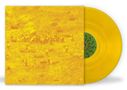 Das Bild zeigt eine gelbe Vinyl-Schallplatte und ein hellgelbes Cover mit schemenhaften Figuren in einer Landschaft., LP