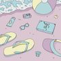 Ein Notizbuch mit "July" liegt im Sand. Drumherum sind ein Buch, Sonnencreme, Sonnenbrille, Kamera, Flip-Flops und ein Ball., Single 7"
