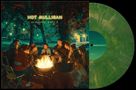 „HOT MULLIGAN, acoustic vol. 1“. Leute sitzen im Kreis um ein Lagerfeuer, beleuchtet von seiner warmen Glut. Rechts eine Schallplatte., LP