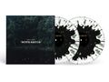 "Death Spells" von Holy Fawn. Zwei Schallplatten mit schwarzem und grünem Spritzmuster, ein Wald im Hintergrund.