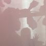 Schatten von Pflanzen und Menschen auf einer rosafarbenen Wand. Eine Hand hebt sich im Vordergrund ab., LP