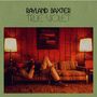 "Rayland Baxter. True Violet." Eine gemütliche Szenerie mit Mann und Gitarre auf einem Sofa zwischen zwei Lampen., CD