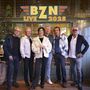 "BZN Live 2025" steht oben. Sechs Personen in stilvoller Kleidung posieren vor einer dekorativen Wand., CD