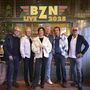 Text: "BZN LIVE 2025". Sechs Personen stehen nebeneinander vor einer dekorativen Wand., LP