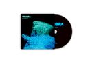 Text "TOMORRA CELEBRATION". Ein CD-Cover zeigt eine verschwommene blaue Figur mit mehreren Gesichtsprojektionen., CD
