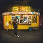 Ein gelber Imbissstand mit "D&D" und "DJ DESUE & SAMY DELUXE" Text. Außen eine große Eiscreme-Attrappe., CD