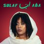 "SULAF ABÄ" in grüner Schrift oben. Frau mit lockigem Haar und weißen Schleier auf rotem Hintergrund.