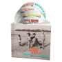 CDs mit Texten "BILLY BRAGG & WILCO MERMAID AVENUE VOL. II". Schwarz-Weiß-Foto von Kindern am Strand.