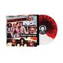 "Hollywood Rose" und "The Roots of Guns N’ Roses" sind zu sehen. Drei Männer posieren, daneben eine Vinyl-Schallplatte in Rot und Weiß., LP
