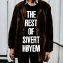 Text: THE REST OF SIVERT HØYEM. Im Hintergrund trägt eine Person einen braunen Mantel.