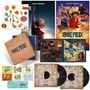 Eine Sammlung von "One Piece"-Postern, Stickern und Schallplatten. Enthält Abbildungen von Charakteren., 2 LPs