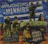 Das Bild zeigt die Texte: "LES RAMONEURS DE MENHIRS" und "D'AR GAB ATAO!". Personen mit Masken stehen und sitzen auf Felsen., CD