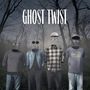 „GHOST TWIST” in weißen Buchstaben. Vier schwebende Kleidungssätze und Brillen in einem Wald ohne sichtbare Personen., LP
