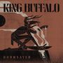 Texte: "KING BUFFALO", "DOOMSAYER". Illustration eines mechanischen Wesens auf braunem Hintergrund mit geometrischen Linien., CD