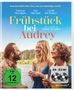 "Frühstück bei Audrey", Komödie von Sophie Beaulieu. Drei Personen diskutieren draußen, lächelnd mit Getränken. FSK 12., 1 Blu-ray Disc und 1 DVD