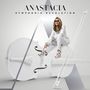 "ANASTACIA SYMPHONIC REVOLUTION" überdeckt eine elegante Szene: Frau in Weiß auf einem großen weißen Cello.