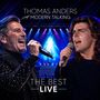„THOMAS ANDERS sings MODERN TALKING – THE BEST LIVE“. Zwei Sänger mit Mikrofonen, bunte Lichter im Hintergrund., 2 CDs
