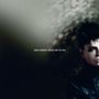 Text „GARY NUMAN. DEAD SON RISING“. Eine düstere, verschwommene Szenerie mit dem Porträt eines ernsthaften Mannes., 4 CDs