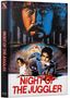 „NIGHT OF THE JUGGLER“ in roter Schrift. Bedrohliches Gesicht im Hintergrund, ein Mann und eine Frau vorne. düstere Stadt., 1 Blu-ray Disc und 1 DVD