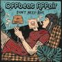 "Offbeat Affair" und "Don't Need Love". Eine Frau raucht entspannt auf einem Sessel, umgeben von Blättern und Lampe.