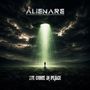 ALIENARE, WE COME IN PEACE. Eine Person steht unter einem schwebenden UFO, das grünes Licht auf sie strahlt., LP