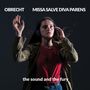 OBRECHT, MISSA SALVE DIVA PARENS, the sound and the fury. Frau mit Kopfhörern hebt die Hand, konzentrierter Ausdruck., CD