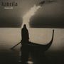 „kavrila“ und „transcend“. Eine Silhouette in einem Boot auf einem ruhigen Gewässer, flammenartiges Leuchten am Horizont., LP