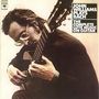 Text: "John Williams Plays Bach: The Complete Lute Music on Guitar".   
Ein Mann spielt konzentriert klassische Gitarre.