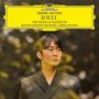 Text: Deutsche Grammophon, Seong-Jin Cho, Ravel, The Piano Concertos, Boston Symphony Orchestra, Andris Nelsons.  
Ein Mann steht in einem unscharfen, natürlichen Hintergrund.
