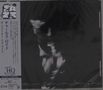 Vertikaler japanischer Text links; schwarze, kontrastreiche Silhouette einer Person in der Mitte mit Instrument., CD