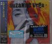 "SuZanne Vega" steht oben. Japanische Schrift und Aufkleber mit "NEW MUSIC FRIDAYS". Foto mit Gesicht und buntem Hintergrund., CD