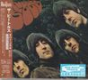 "Rubber Soul" in großer Schrift. Vier Männer mit langen Haaren in schräger Perspektive. Japanische Schriftzeichen links.