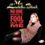 „NO ONE MAKES A FOOL OUT OF ME“ in Rot. Frau in kariertem Kleid liegt seitlich auf schwarzem Hintergrund., LP