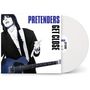 "PRETENDERS GET CLOSE" steht über einem schwarz-weißen Foto einer Person mit E-Gitarre und weißem Vinyl.