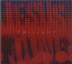 TWILIGHT. Der Hintergrund ist rot mit verschwommenen, bunten Mustern., CD