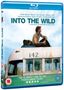 Text: "INTO THE WILD", "Emile Hirsch", "screenplay and directed by Sean Penn". Ein Mann sitzt auf einem alten Bus mit der Nummer 142.