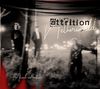 „Attrition“, „The Final Collection“ und „Tetherworld“. Unscharfe Schwarz-Weiß-Szene mit drei Personen im Freien., CD